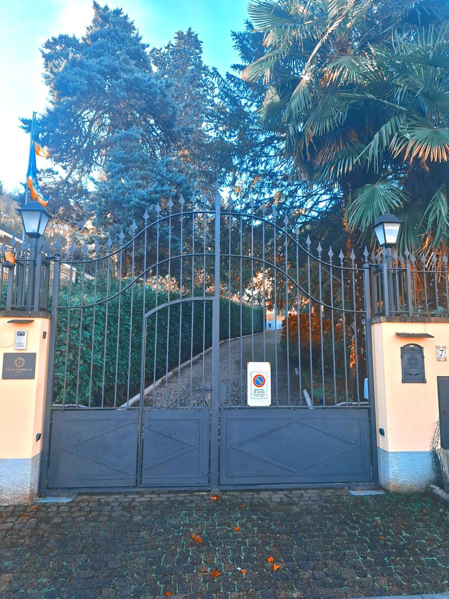 Villa Isabella: Lakefront Room with Park View Balcony Stresa Exterior photo